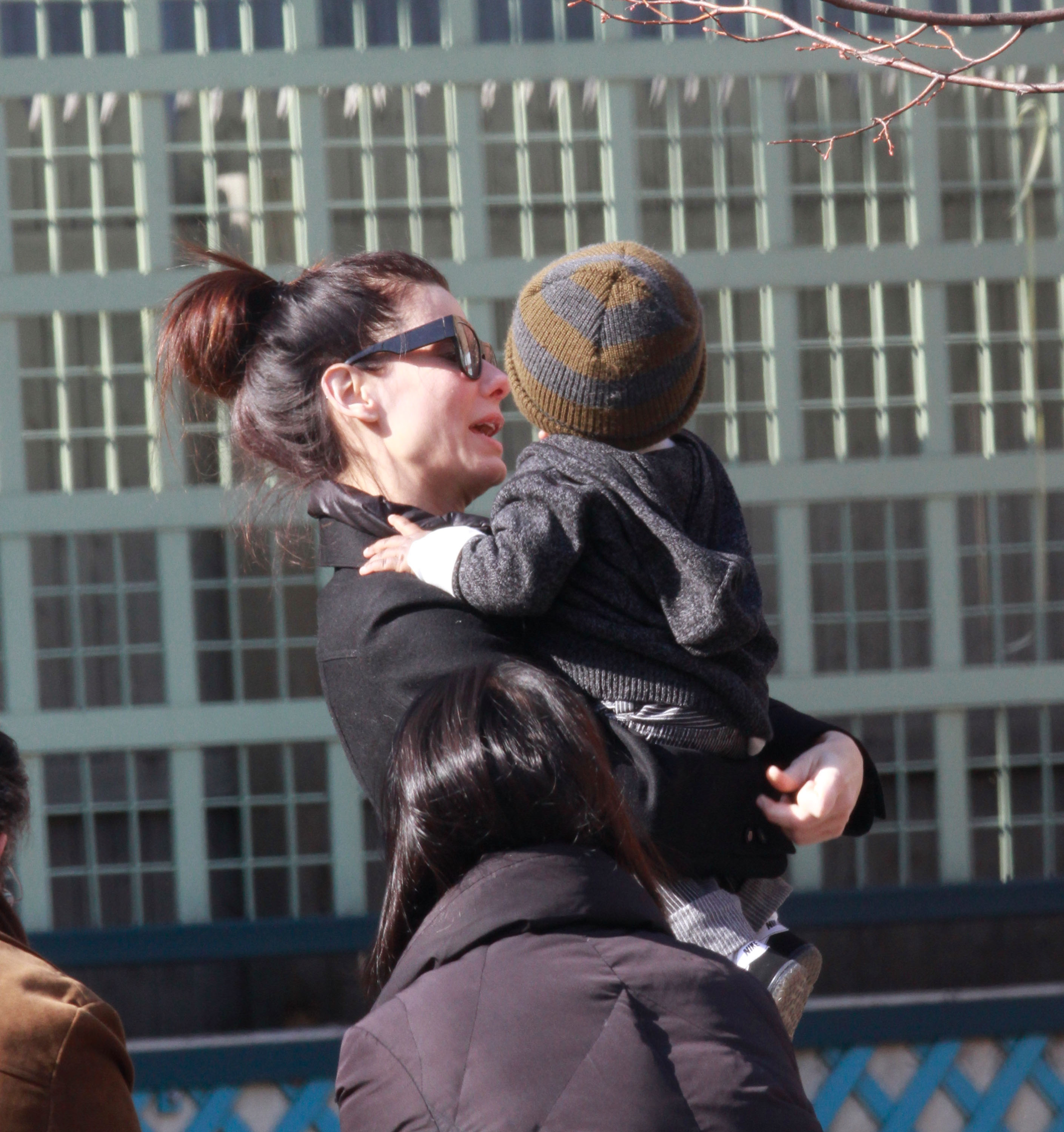 Sandra Bullock carrying her son Louis in March 20, 2011 in New York | Source: Getty Images