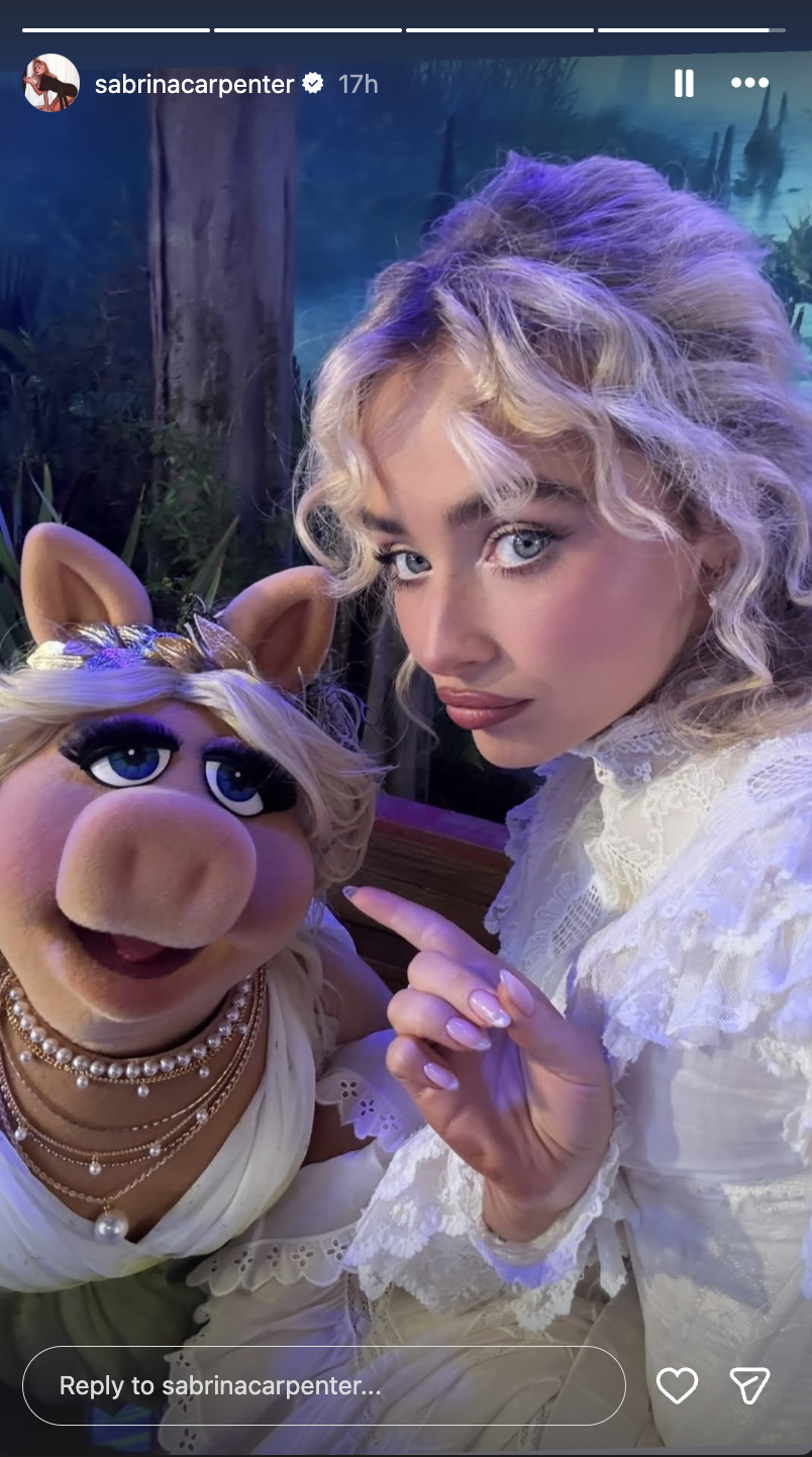 Sabrina Carpenter in a photo with Miss Piggy shared on her Instagram stories following the Emmy wins | Source: instagram/sabrinacarpenter